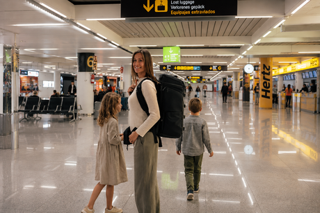 Travelling with children – guide, packing list & tips for your flight