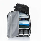 En svart ryggsäck sedd framifrån med dragkedjan öppen, packad med kläder och tillbehör.