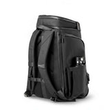 En svart ryggsäck sedd från sidan med stängda fack, vattenflaska i sidficka.