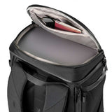 Närbild ovanifrån av en svart ryggsäck med toppfacket öppet, visar organiserad inredning.